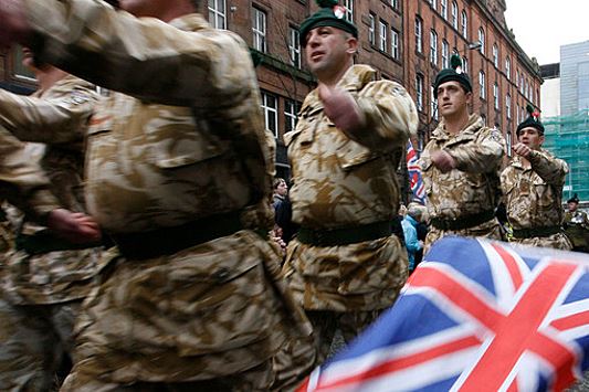 DM: глава Генштаба Британии Сандерс пригрозил отставкой из-за сокращения бюджета армии