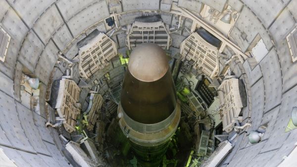 Медведев: ядерные арсеналы Франции и Британии пора включить в соглашения о балансе оружия
