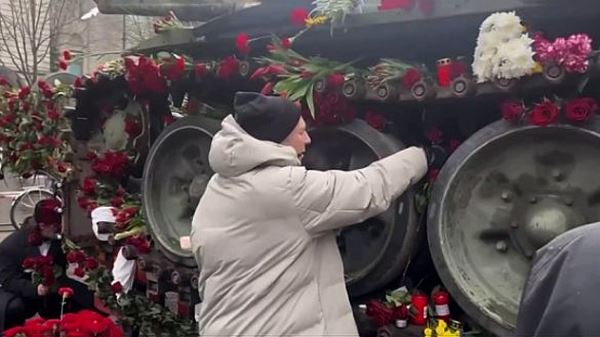 Националистка «Пташка» из полка «Азов»* спела гимн Украины на русском танке Т-72 в Берлине
