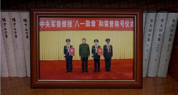 О чём рассказали фотографии на книжной полке Си Цзиньпина? 