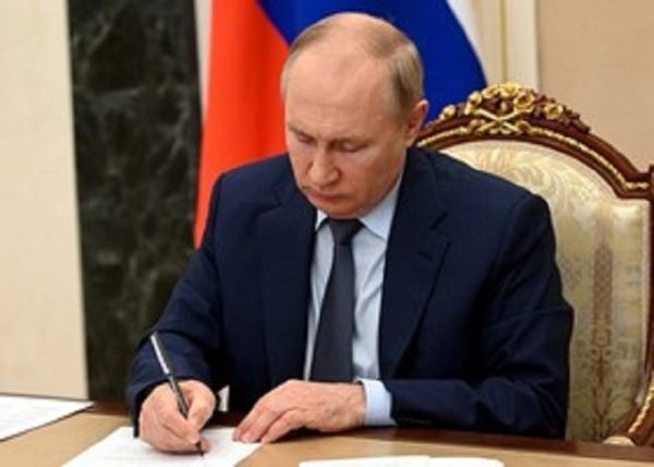Президент России поздравил с праздником глав государств и правительств зарубежных стран