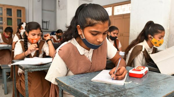 В Индии студент увидел 500 девушек на экзамене и упал в обморок<br />
