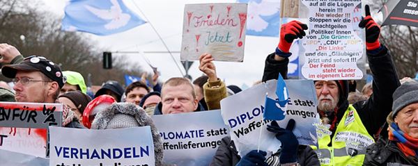 В Берлине более 25 тысяч митингующих потребовали прекратить поставки оружия Украине