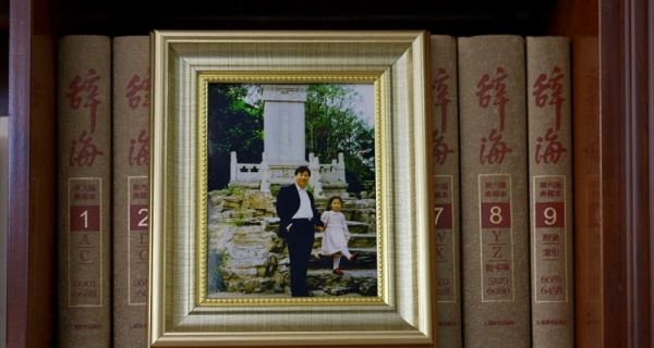 О чём рассказали фотографии на книжной полке Си Цзиньпина? 