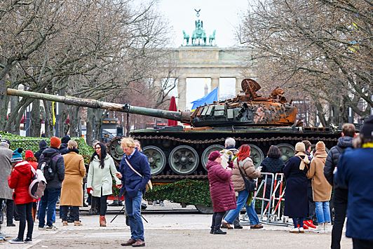 Танк, установленный у российского посольства в ФРГ, будет перевезен в Нидерланды